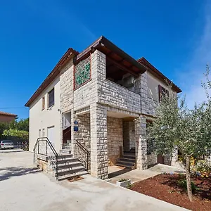  Apartment Red Karmenita